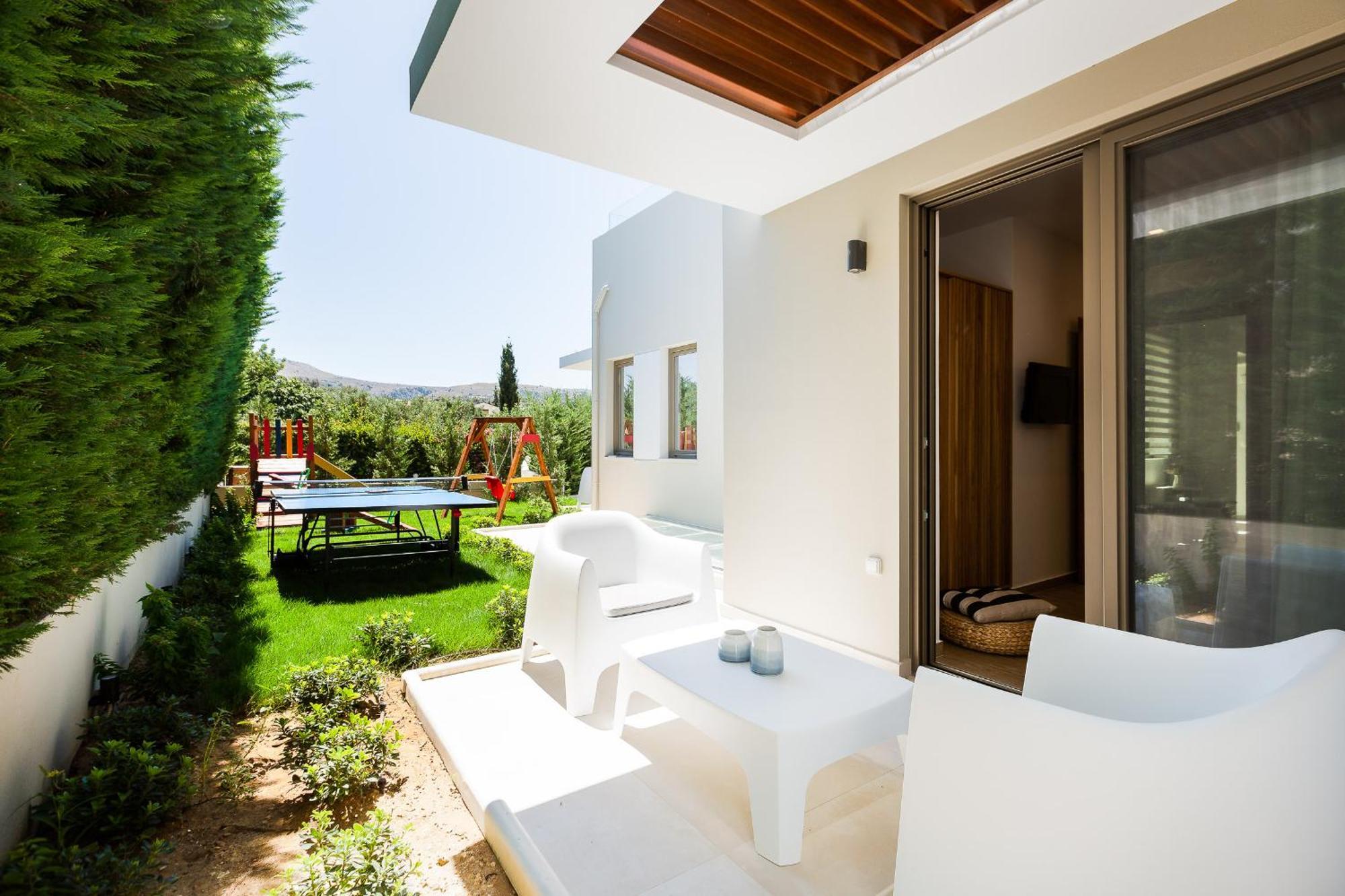Vasilios Villa, With Pool, Gym & Close To Beach, By Thinkvilla Loutra エクステリア 写真